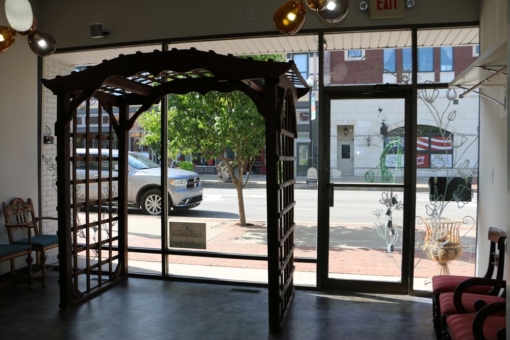 Downtown Street Retail and 2nd Floor Professional Office: 123 W 2nd St, Owensboro, KY 42303
